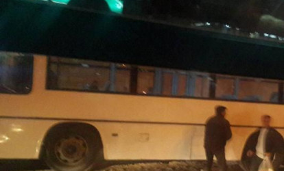 Bakıda avtobus yola "ilişdi"