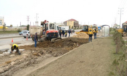 Yol kənarında salınan təpəcikləri indi də sökürlər – FOTO+VİDEO