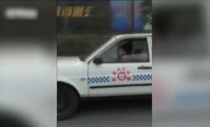 Valideyn məsuliyyətsizliyi: 10 yaşlı oğlunu sükan arxasında əyləşdirdi
