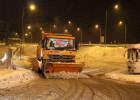 Nazir yeni ildə fəhlələrlə birgə qar təmizlədi