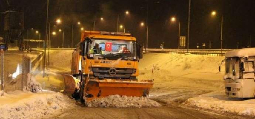 Nazir yeni ildə fəhlələrlə birgə qar təmizlədi