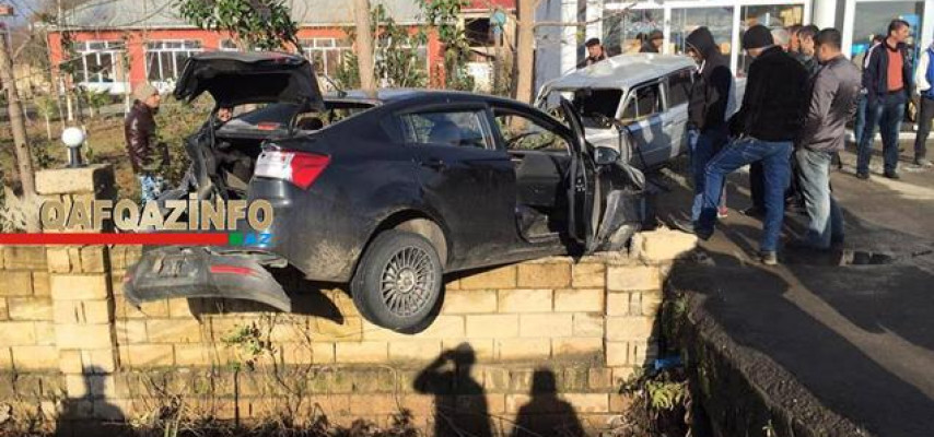 Satılıq maşına çırpılan “Toyota” havada qaldı - Fotolar