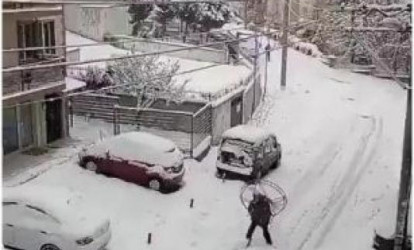 Qarda avtobus gözləməkdən bezdi… -  VİDEO