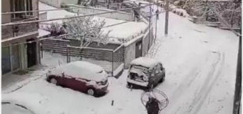 Qarda avtobus gözləməkdən bezdi… -  VİDEO