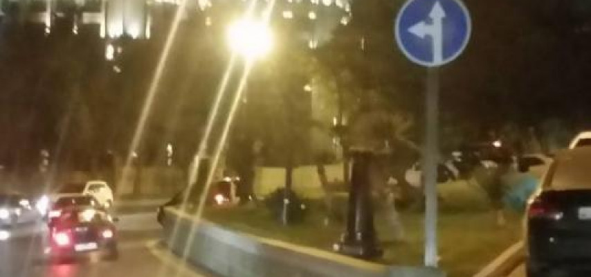 Bu küçədə qoşa xətti keçmək qayda pozuntusu sayılmır