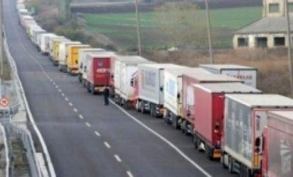Sərhəddə yük maşınlarının 50 km-lik növbəsi yaranıb