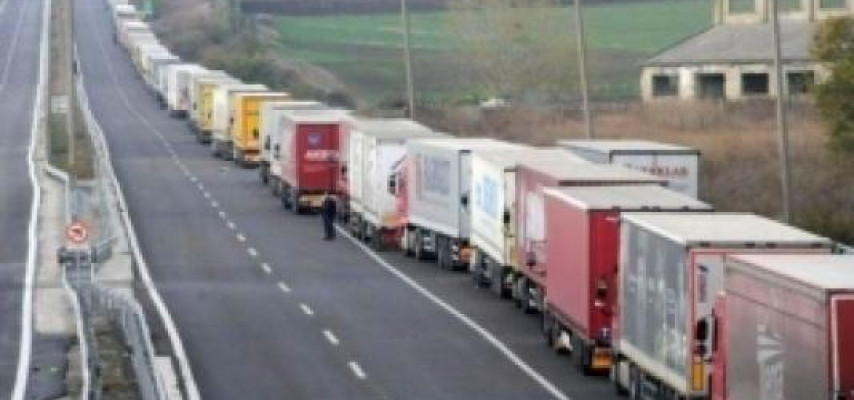 Sərhəddə yük maşınlarının 50 km-lik növbəsi yaranıb