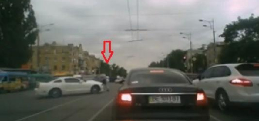 Bəzi sürücülər yolda qız görəndə belə olur