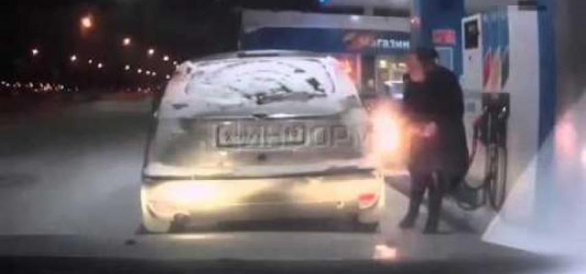 Qadın sürücü yanacaqdoldurma məntəqəsini yandırdı