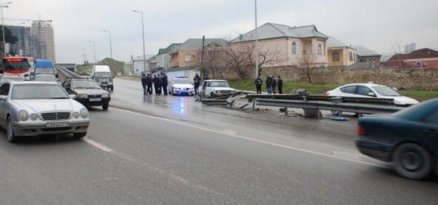 Avtomobil qəzası zamanı yol təsərrüfatına ziyan dəyib