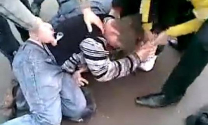 Şəhərdə 4 gənc polis əməkdaşını belə döydü