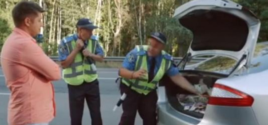 Yol polisləri pul qazanmaq istədi; pulları əldən getdi