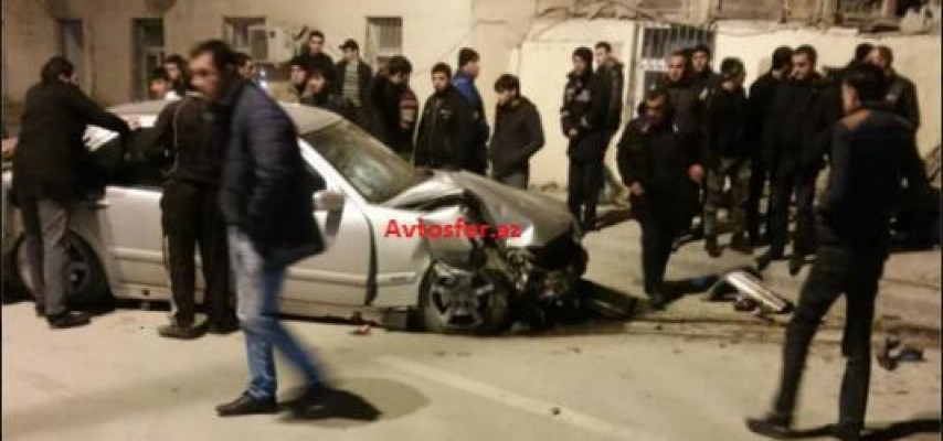 Sərxoş sürücü maşını evə vurdu: piyadanın ayağı qırıldı