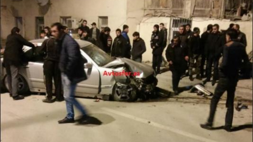 Sərxoş sürücü maşını evə vurdu: piyadanın ayağı qırıldı