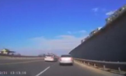 Yol polisi qəza şəraiti yaratdı, sürücünü borclu çıxardı