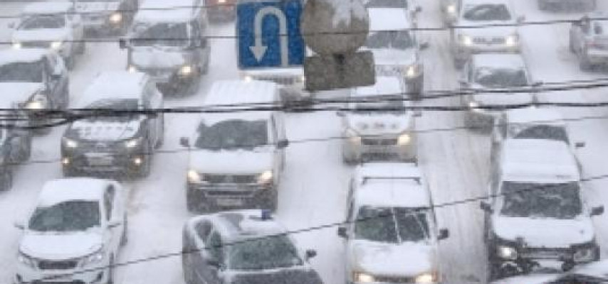 Güclü qar yağıb, yollarda böyük tıxaclar yaranıb