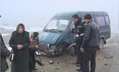 Sərnişin avtobusu qəzaya düşdü, 10 nəfər xəsarət alıb