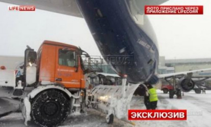 Aeroprotda maşın təyyarəyə çırpıldı