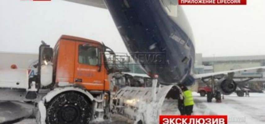 Aeroprotda maşın təyyarəyə çırpıldı