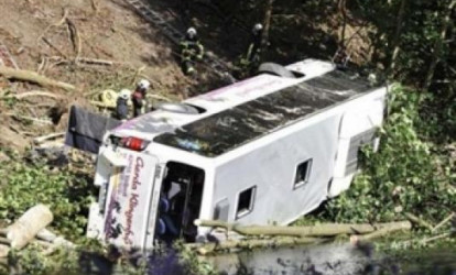 Könüllüləri daşıyan avtobus yarğana düşdü: 2 ölü, 20 yaralı