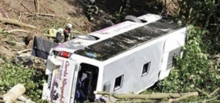 Könüllüləri daşıyan avtobus yarğana düşdü: 2 ölü, 20 yaralı