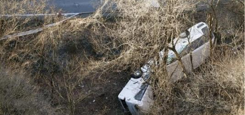 Avtobus dərəyə yuvarlandı: 14 ölü, 27 yaralı – FOTO