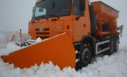 «Azəryolservis» yolu qardan belə təmizləyir