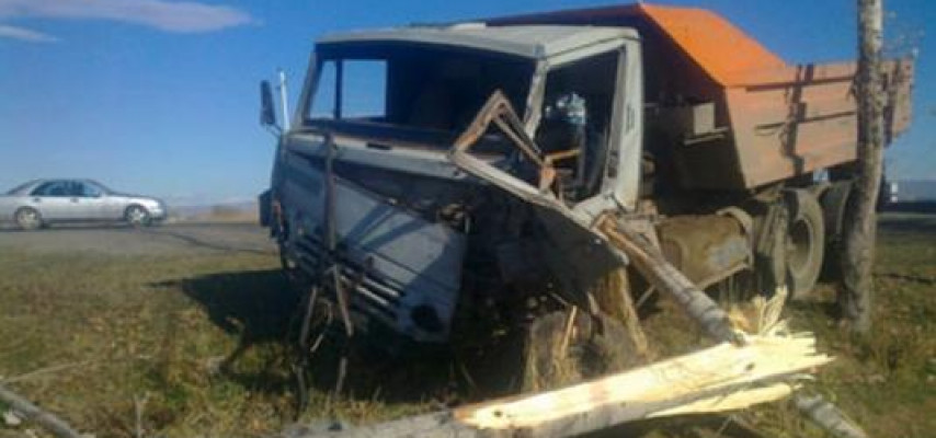 İçi daşla dolu olan “Kamaz” qəza törətdi - 2 yaralı