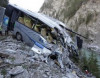 Avtobus uçuruma yuvarlandı: 16 ölü, 10 yaralı