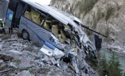 Avtobus uçuruma yuvarlandı: 16 ölü, 10 yaralı