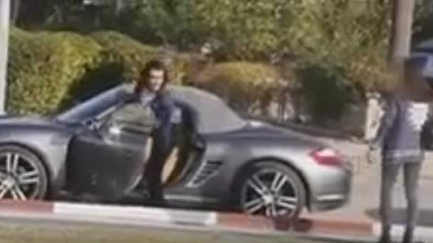 «Porsche» ilə qız «tutan» oğlan – Qızı arxasınca süründürdü – VİDEO