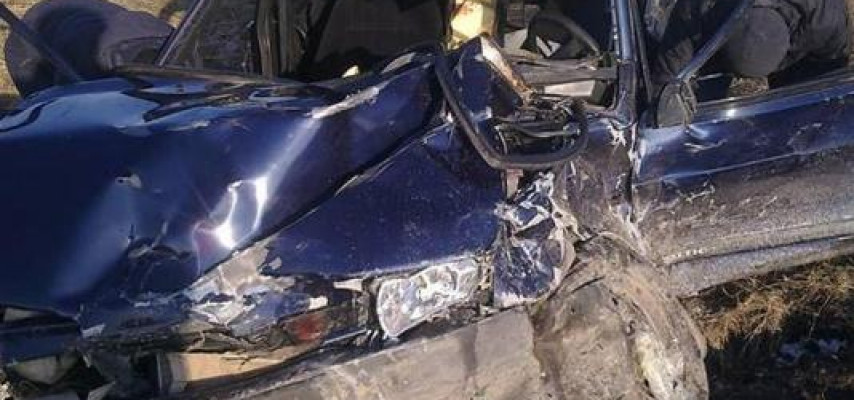 Avtomobil işıq dirəyinə çırpıldı, yaralılar var