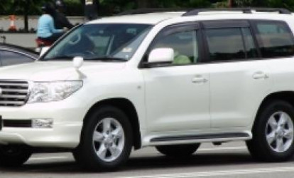 Vəzifəli şəxsin "Land Cruiser”ini yardılar
