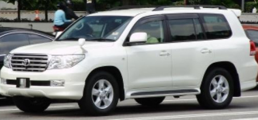 Vəzifəli şəxsin "Land Cruiser”ini yardılar