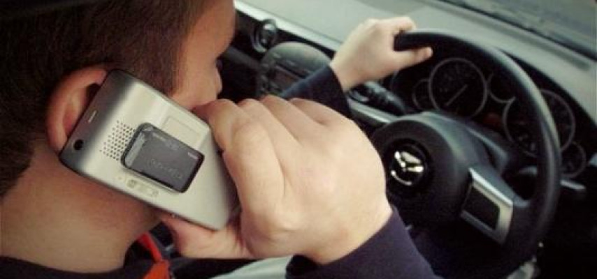 Sükan arxasında telefonla oynayan yol polisi - 010