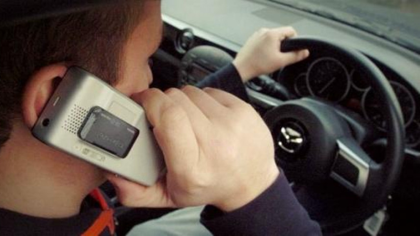 Sükan arxasında telefonla oynayan yol polisi - 010