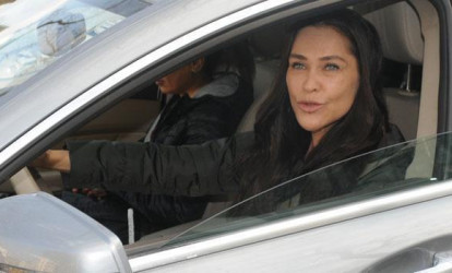 Hülya maşında jurnalistləri dinlədi və hirsləndi