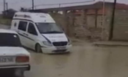Xəstəyə yardıma gedən təcili yardım maşını bataqlıqda «ilişdi»