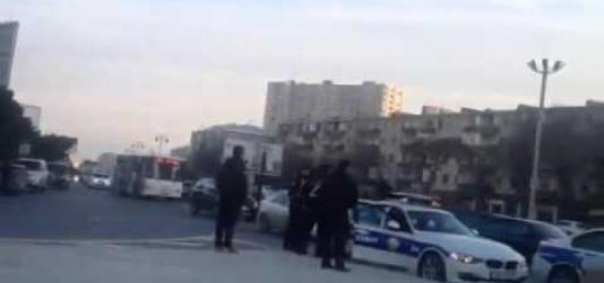 Dörd yol polisi bir sürücünü qucaqlayıb - Bakıda