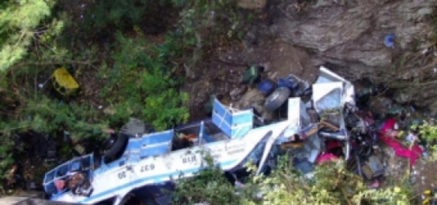 Boliviyada avtobus uçuruma düşdü: 9 ölü