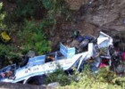 Avtobus uçuruma yuvarlandı, 9 ölü, 4 yaralı