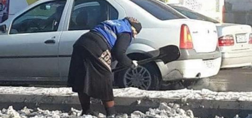 Qarlı küçələrdə qadınları kim işlədir? - FOTOLAR