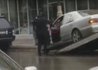 Sürücü maşını evakuatordan düşürmək üçün rüşvəti belə verdi – REAL VİDEO