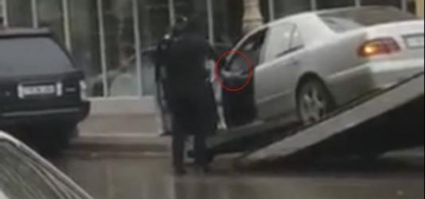 Sürücü maşını evakuatordan düşürmək üçün rüşvəti belə verdi – REAL VİDEO