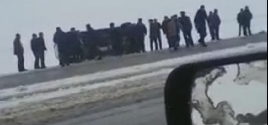 Minik maşını dəniz kənarına aşdı