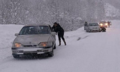 50 maşın buzlu yolda qaldı