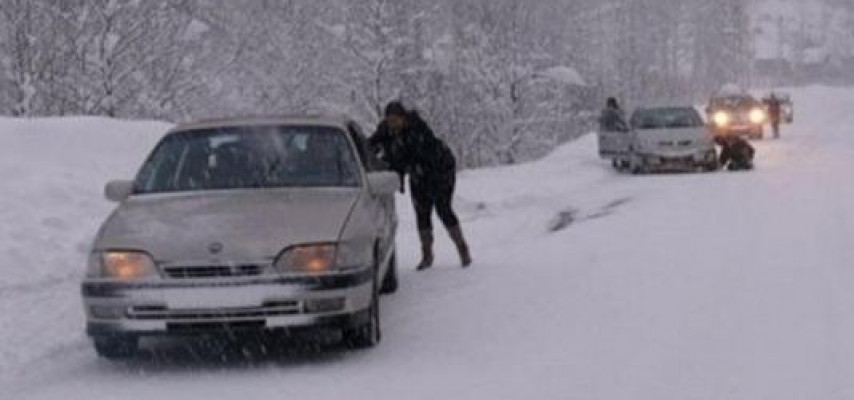 50 maşın buzlu yolda qaldı