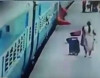 Dəmiryol stansiyasında dəhşətli qəza  (18+)
