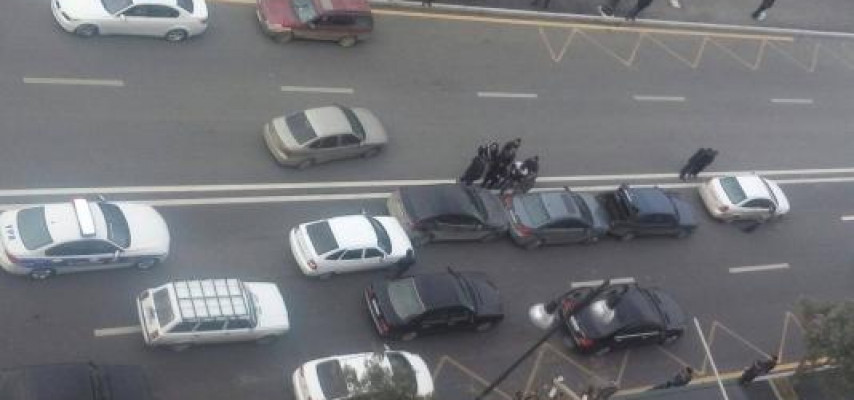 Bakıda piyadaya yol verən 5 maşın toqquşdu