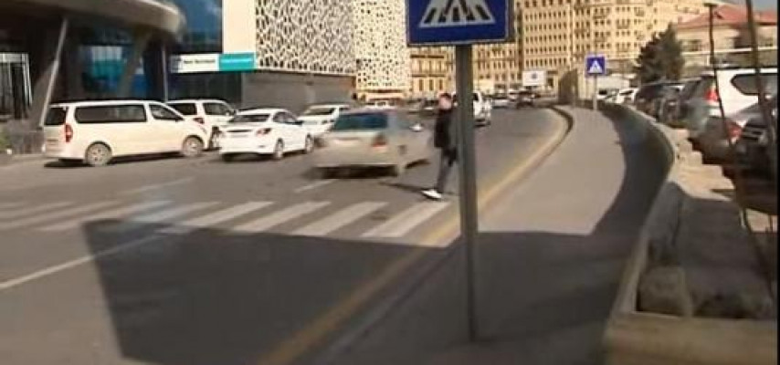 Yol nişanları piyadaların başına dəyir